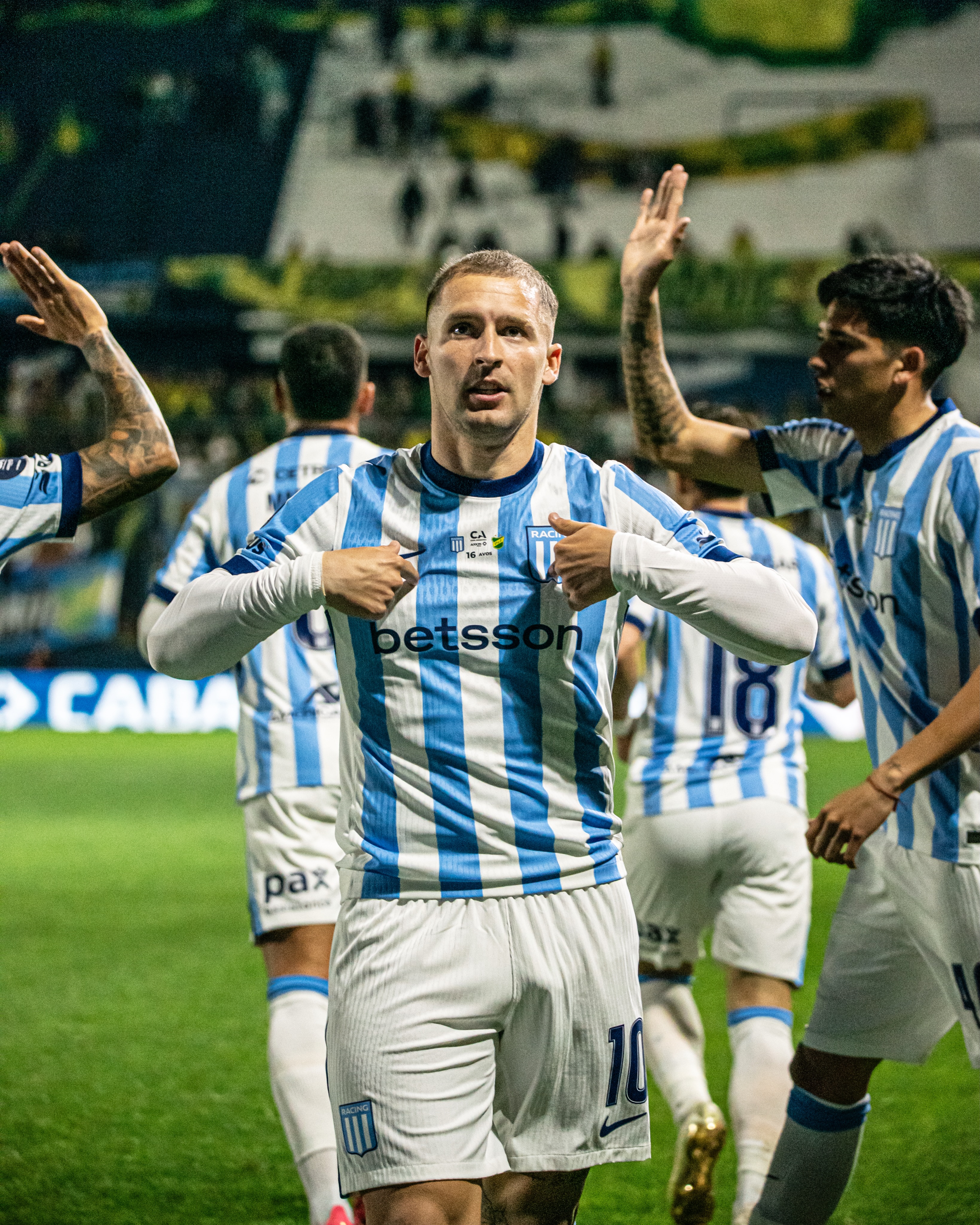 Racing goleia o Defensa y Justicia e Vojvoda estreia com festa em Quilmes